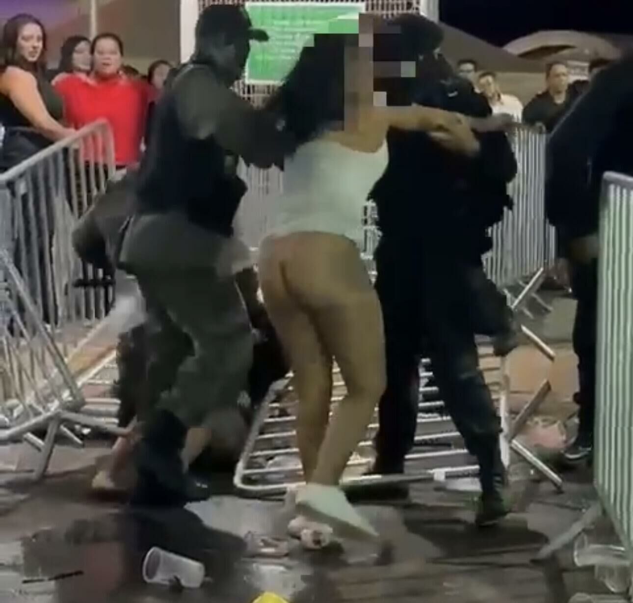 Imagem de compartilhamento para o artigo Virada do ano em Costa Rica tem briga, rolamento no chão e roupa sobe mais que promessa de Ano Novo; assista ao vídeo da MS Todo dia